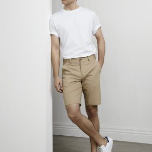 Men's shorts in khaki, featuring a button closure and pockets, styled with a white t-shirt and white sneakers.