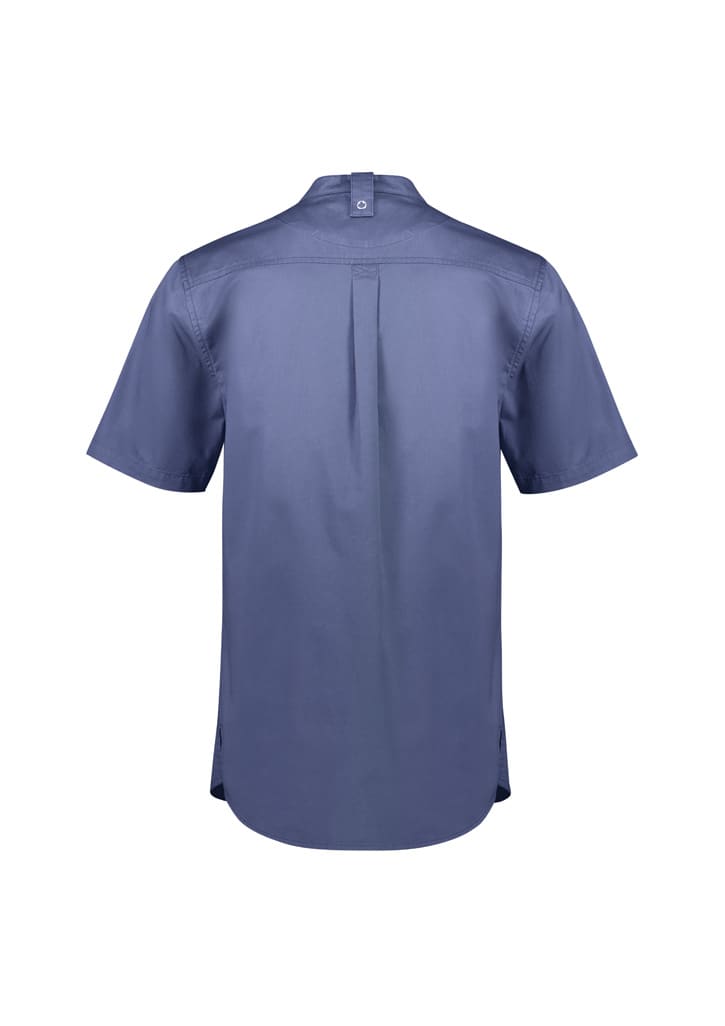 A short-sleeve chef shirt in navy blue with a back pleat and a logo on the neckline.