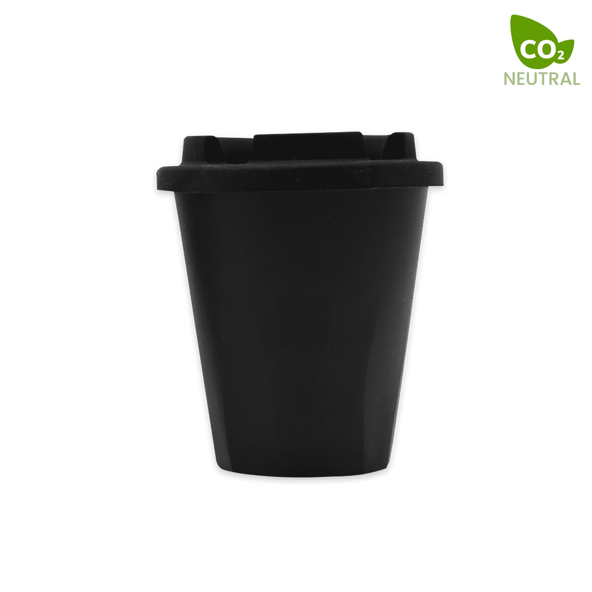A drink cup in matte black with a lid, featuring a logo and a CO₂ neutral badge.