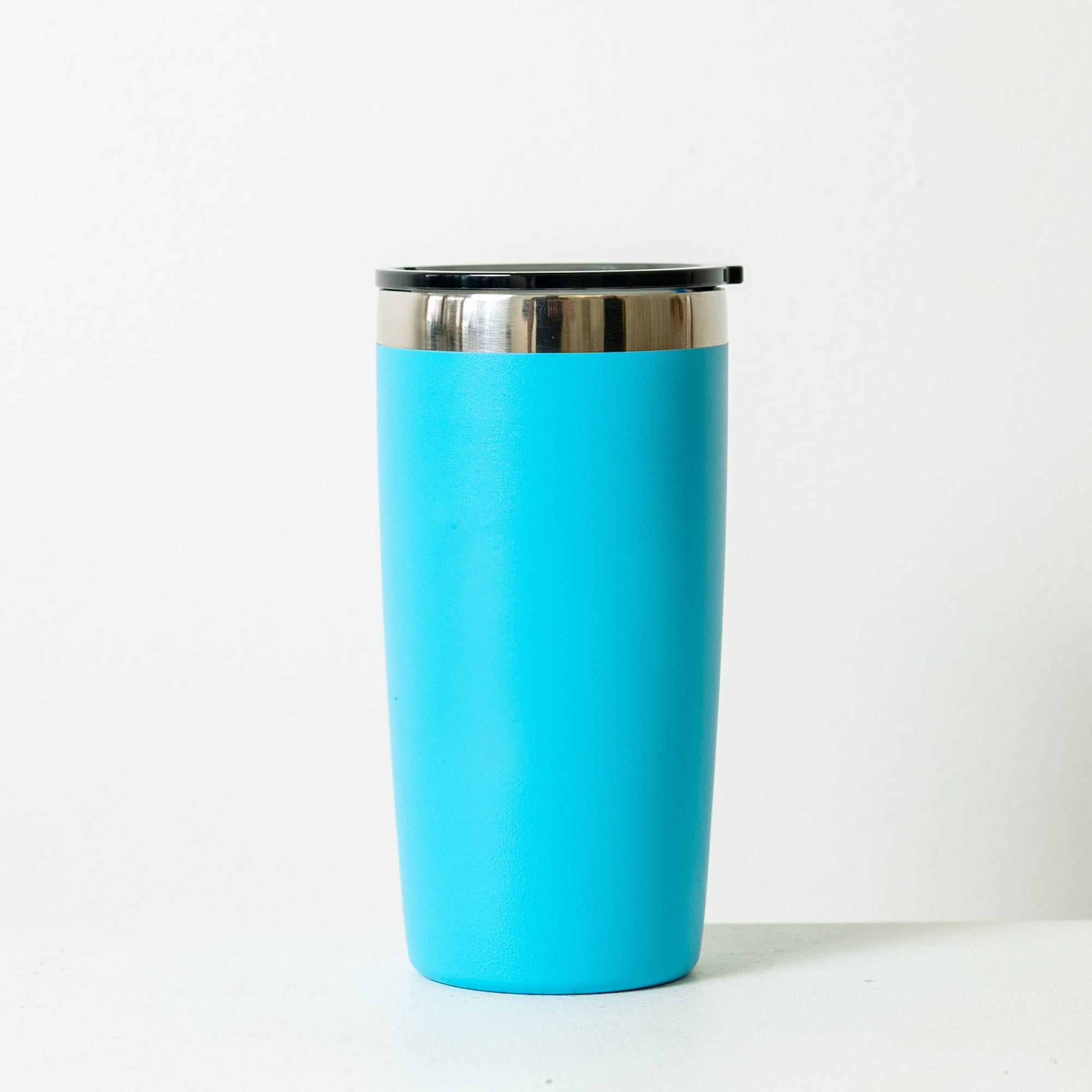 A drink bottle in navy blue with a stainless steel rim and a black lid. It features a logo on the surface.