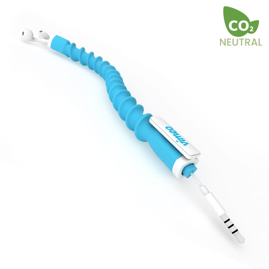 A blue earbud organiser with a wavy design and a connector. It features a branding logo and is CO2 neutral.