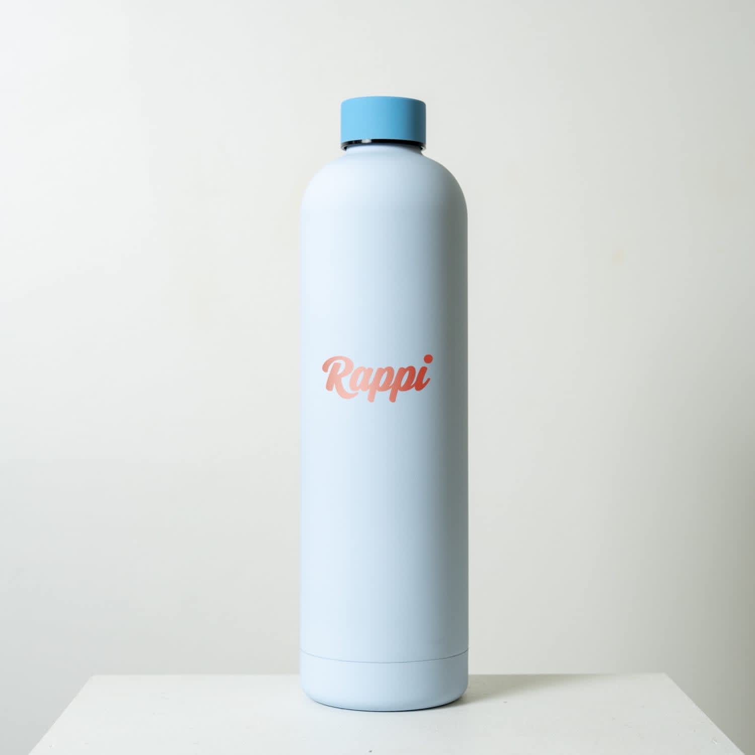 A drink bottle featuring a light blue body and a blue cap, with a logo on its surface.