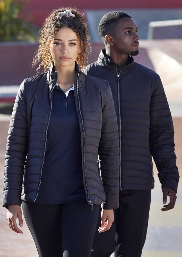 Women’s black puffer jacket featuring a fitted design, paired with a model in casual attire, against an outdoor background.