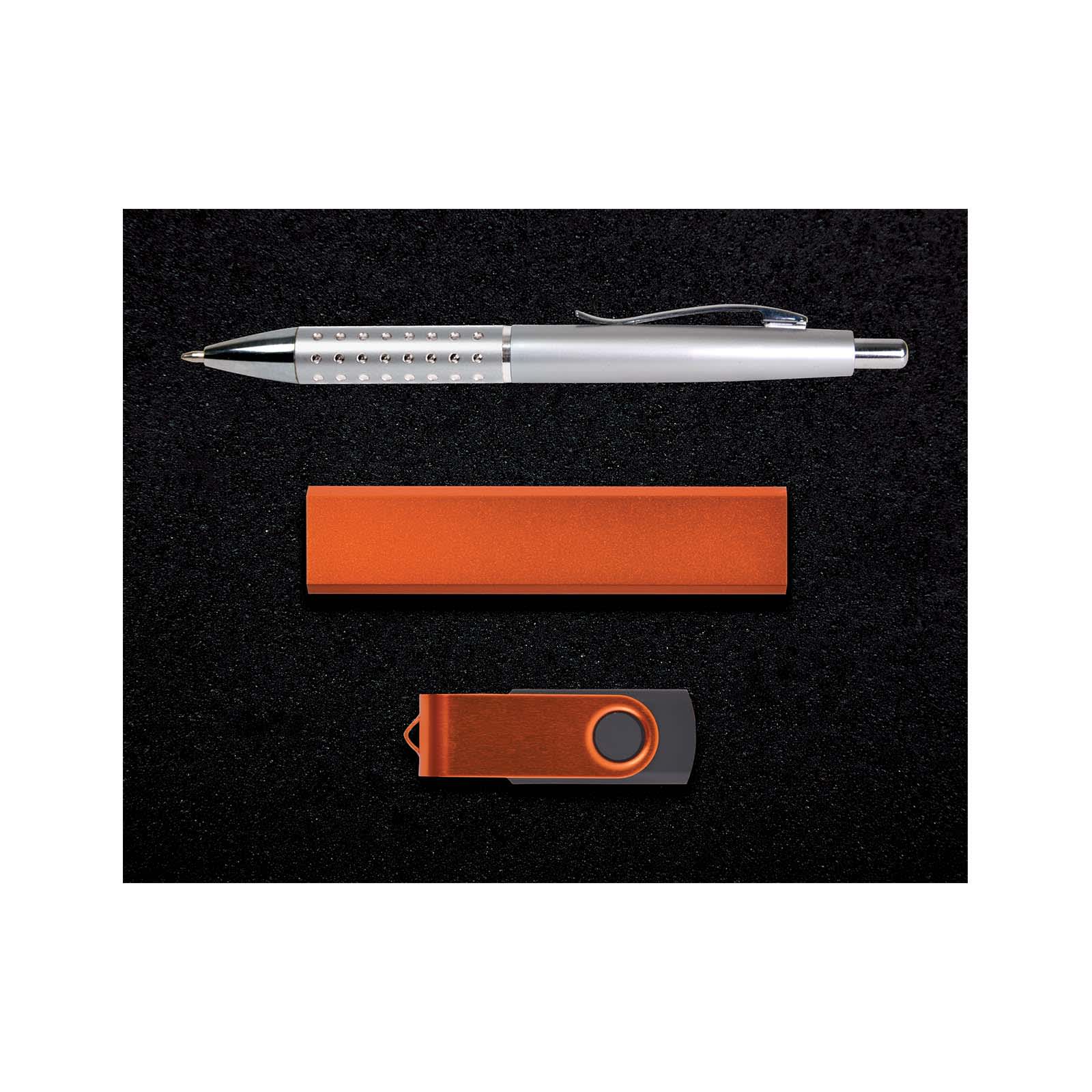 A silver pen with a patterned grip, an orange USB drive, and an orange rectangular holder are displayed in a gift set.