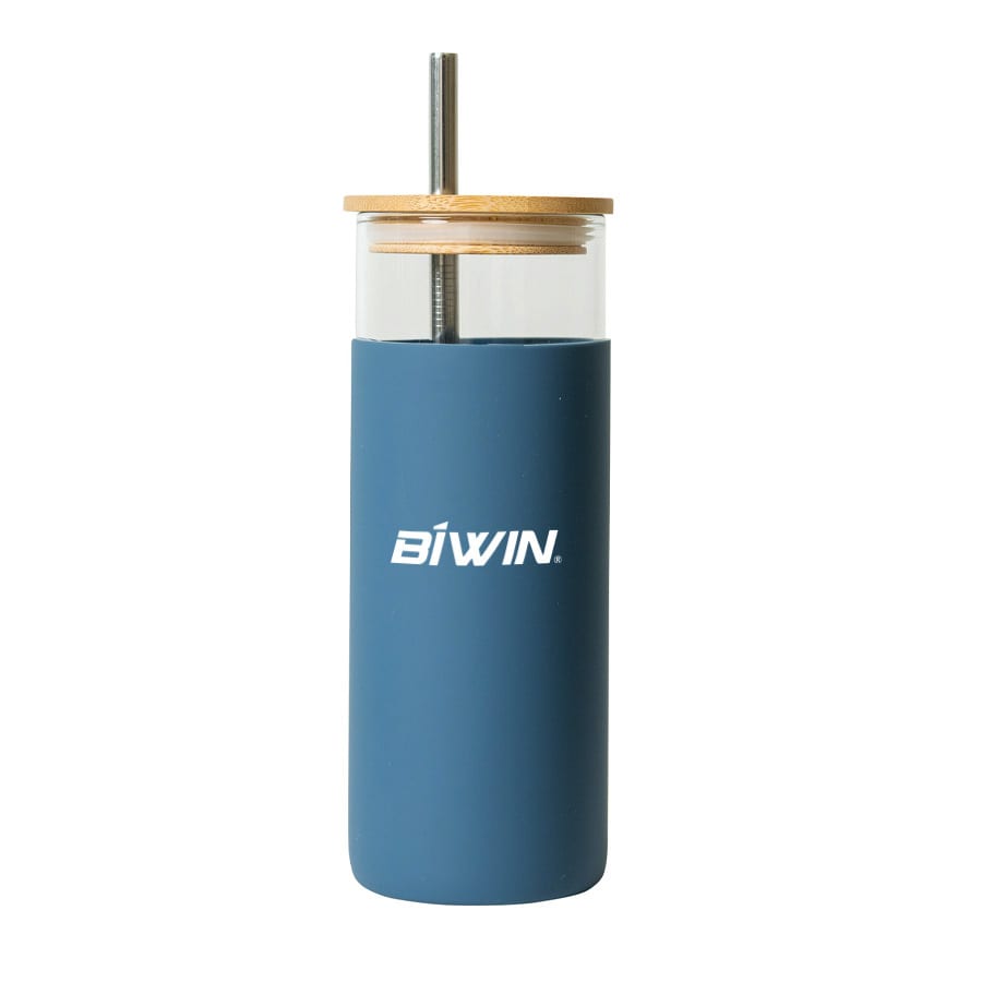 A drink bottle featuring a blue body with a transparent top and a bamboo lid, equipped with a stainless steel straw.