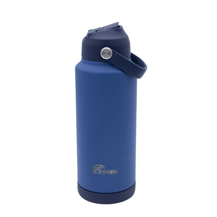 A drink bottle in deep blue with a black base, featuring a lid and a carrying handle. It has a logo on the front.