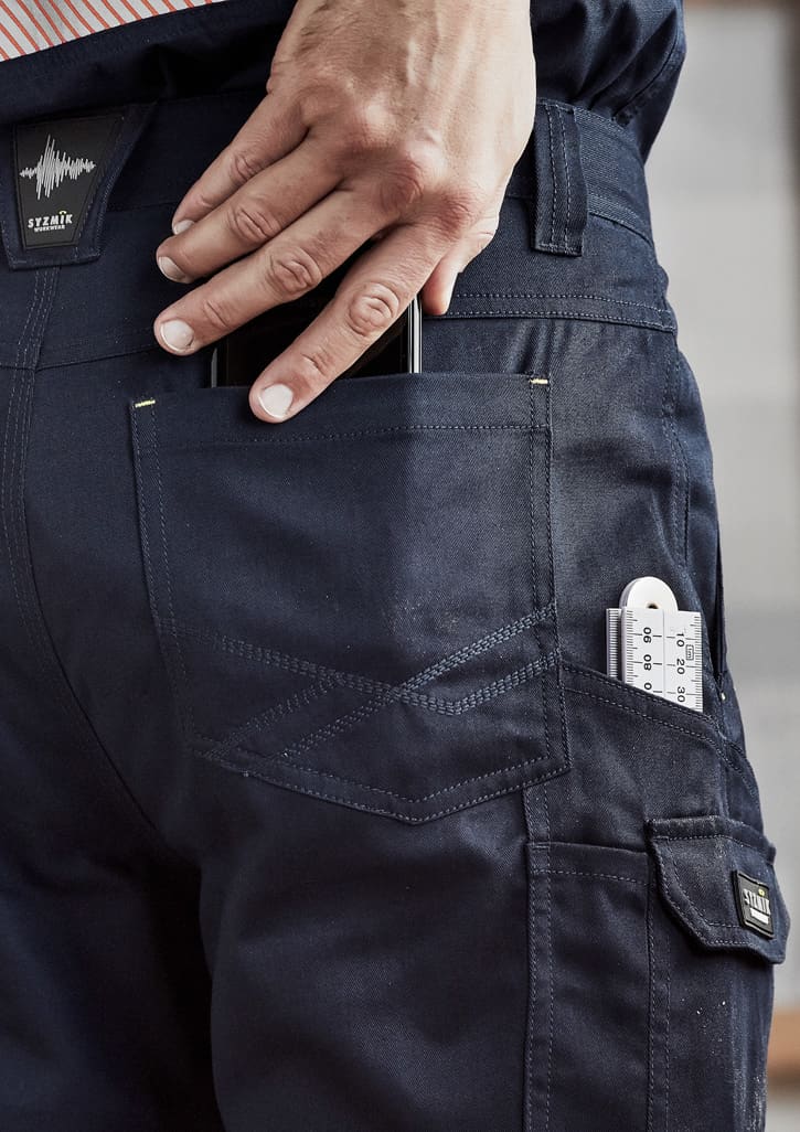 Men's summer cargo pants in navy, featuring multiple pockets, including one for a phone and another for a tool.