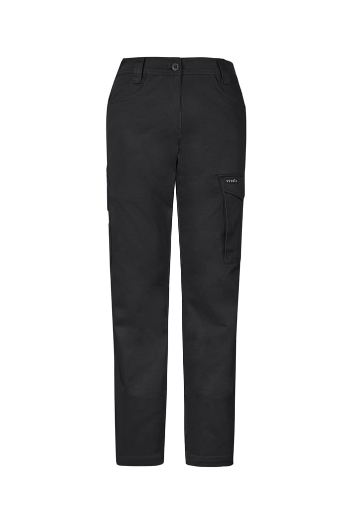 Cargo pants in black with a fitted design, featuring side pockets and a logo tag.