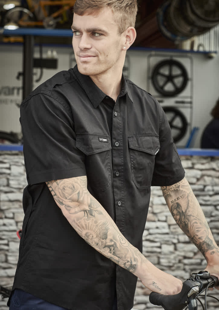 A short sleeve rugged shirt in black with a logo, featuring two chest pockets and a stylish fit.