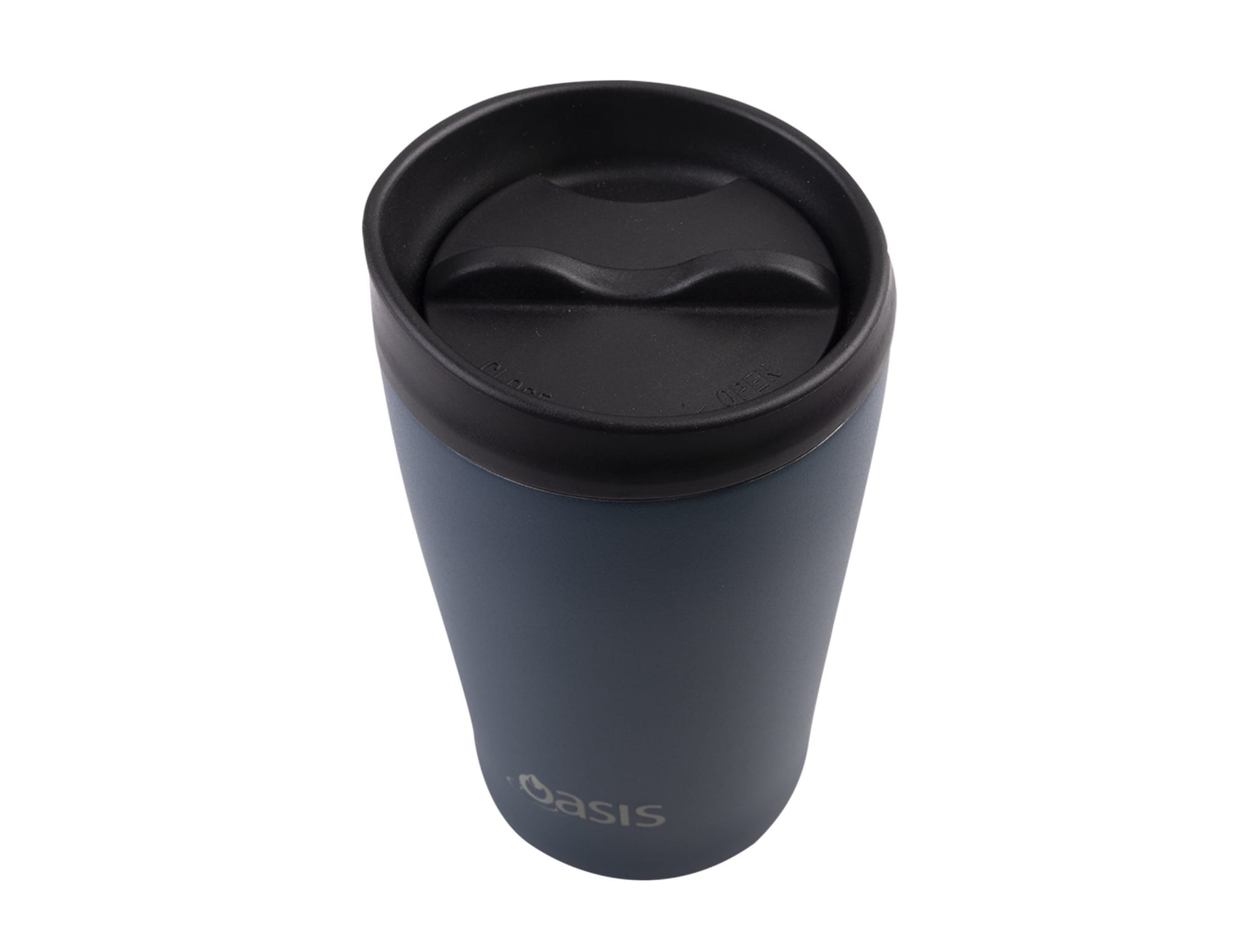 A drink bottle in stainless steel with a black lid and a dark blue exterior, featuring a logo.